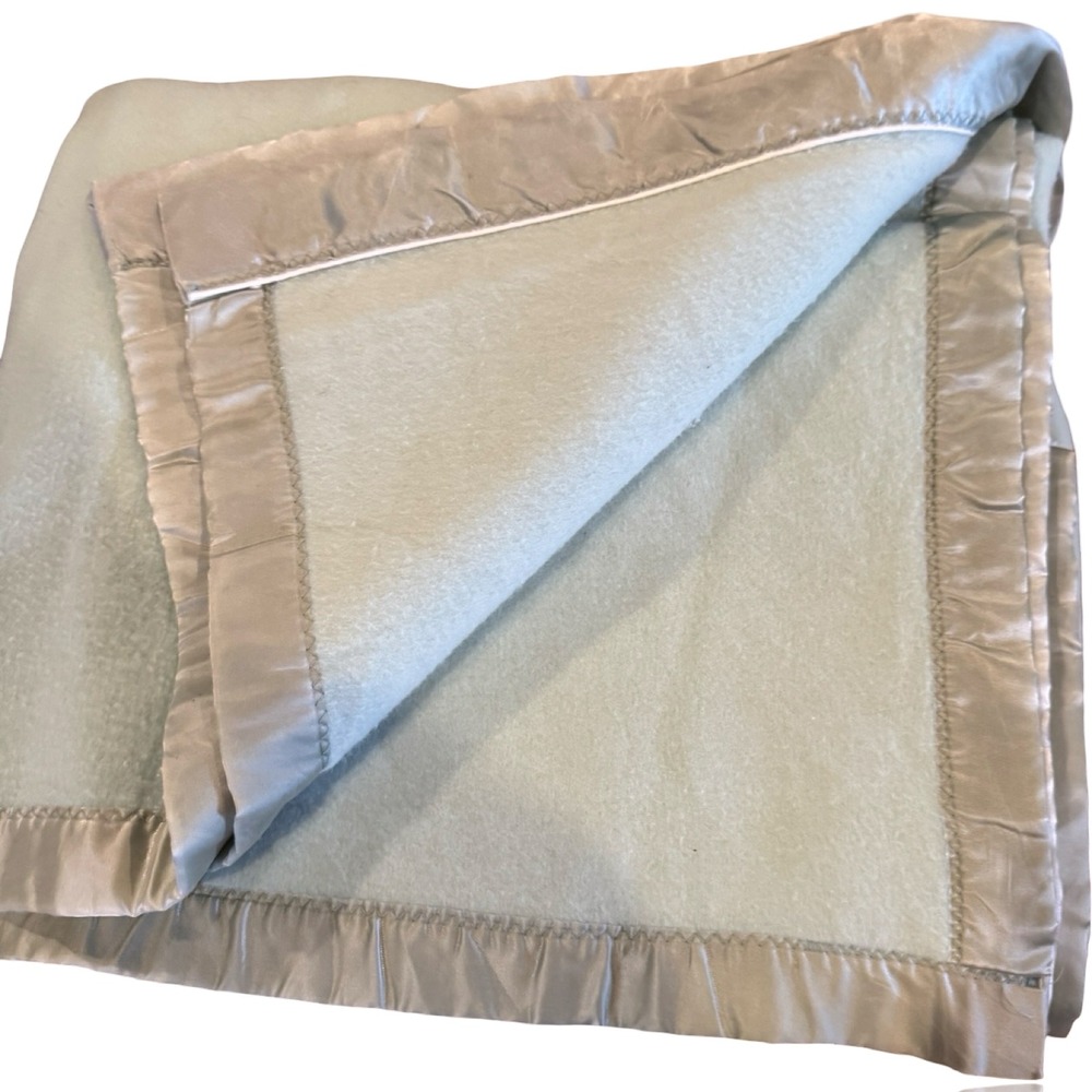 VTG Mint Green King Acrylic Blanket Satin Binding 107X87" Beiderlack Style‎ EUC